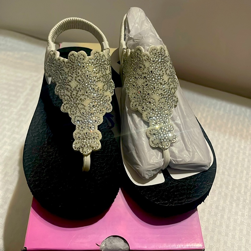 New Skechers Meditation Floral Lover slingback Thong Sandal. White/Silver sz 5